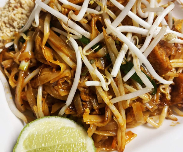 Thailändische Reis- und Nudelgerichte im Chok Dee